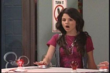 2-01-Smarty-Pants-Screencap-selena-gomez-7389099-400-266 - Album pt demiselenaandnicolefan