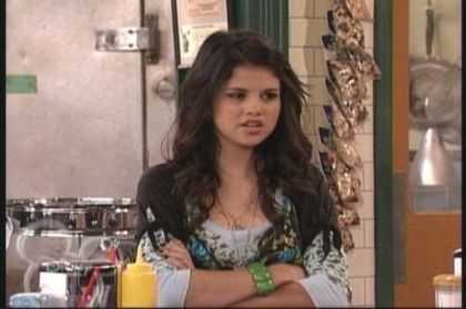 2-01-Smarty-Pants-Screencap-selena-gomez-7389210-400-266 - Album pt demiselenaandnicolefan