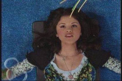 2-01-Smarty-Pants-Screencap-selena-gomez-7389352-400-266 - Album pt demiselenaandnicolefan