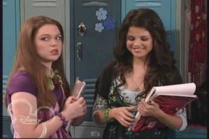 2-01-Smarty-Pants-Screencap-selena-gomez-7389407-400-266