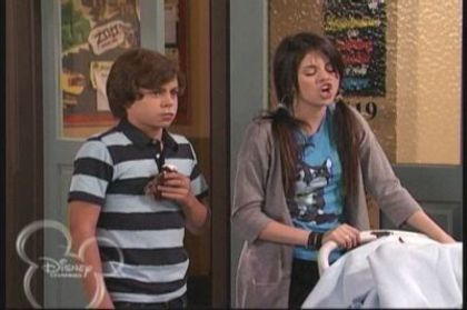 2-10-Baby-Cupid-Screencap-selena-gomez-7392722-400-266 - Album pt demiselenaandnicolefan