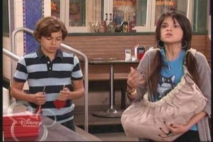 2-10-Baby-Cupid-Screencap-selena-gomez-7392740-400-266 - Album pt demiselenaandnicolefan