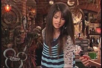 2-10-Baby-Cupid-Screencap-selena-gomez-7393492-400-266 - Album pt demiselenaandnicolefan