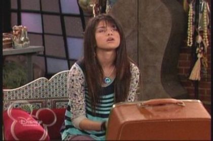 2-10-Baby-Cupid-Screencap-selena-gomez-7393516-400-266 - Album pt demiselenaandnicolefan