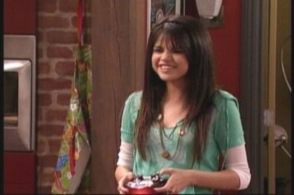 2-10-Baby-Cupid-Screencap-selena-gomez-7393741-400-266 - Album pt demiselenaandnicolefan