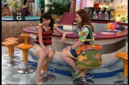 2-25-Cast-Away-To-Another-Show-Screencap-selena-gomez-7393806-400-266 - Album pt demiselenaandnicolefan