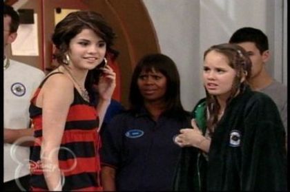 2-25-Cast-Away-To-Another-Show-Screencap-selena-gomez-7393818-400-266 - Album pt demiselenaandnicolefan