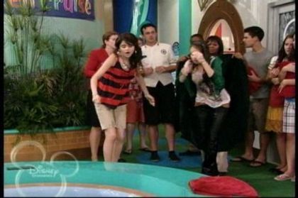2-25-Cast-Away-To-Another-Show-Screencap-selena-gomez-7393860-400-266 - Album pt demiselenaandnicolefan