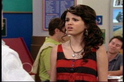 2-25-Cast-Away-To-Another-Show-Screencap-selena-gomez-7393880-400-266 - Album pt demiselenaandnicolefan