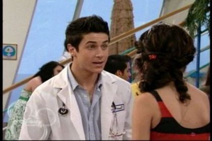 2-25-Cast-Away-To-Another-Show-Screencap-selena-gomez-7393889-400-266 - Album pt demiselenaandnicolefan