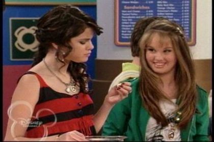 2-25-Cast-Away-To-Another-Show-Screencap-selena-gomez-7393904-400-266 - Album pt demiselenaandnicolefan