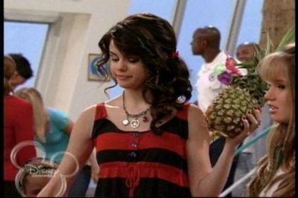 2-25-Cast-Away-To-Another-Show-Screencap-selena-gomez-7393916-400-266 - Album pt demiselenaandnicolefan