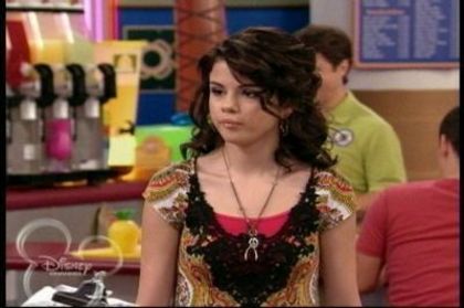 2-25-Cast-Away-To-Another-Show-Screencap-selena-gomez-7393941-400-266 - Album pt demiselenaandnicolefan