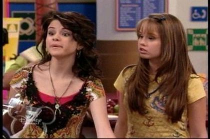2-25-Cast-Away-To-Another-Show-Screencap-selena-gomez-7393976-400-266 - Album pt demiselenaandnicolefan