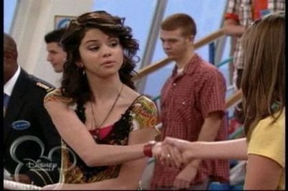 2-25-Cast-Away-To-Another-Show-Screencap-selena-gomez-7394008-400-266 - Album pt demiselenaandnicolefan