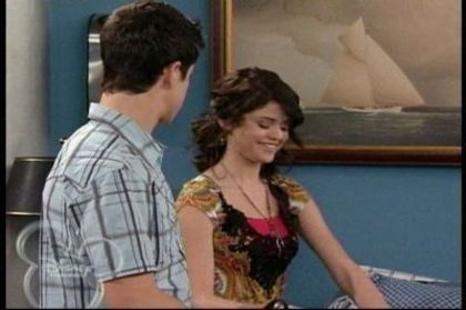 2-25-Cast-Away-To-Another-Show-Screencap-selena-gomez-7394100-400-266 - Album pt demiselenaandnicolefan