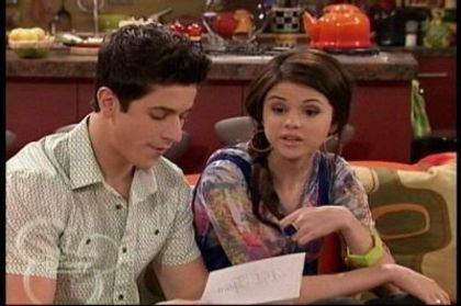 2-25-Cast-Away-To-Another-Show-Screencap-selena-gomez-7394115-400-266 - Album pt demiselenaandnicolefan