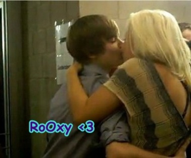  - 0_0 Justin  kissed the Girl on the Lips 0_0