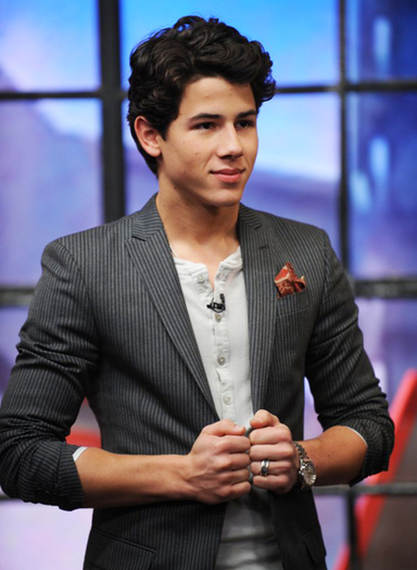 It-s-On-With-Alexa-Chung-8-12-09-nick-jonas-9365537-439-600 - Pt jonasbrothersfan-Sweet