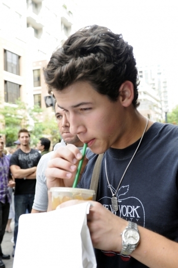 -Nick-getting-Starbucks-in-Toronto-09-11-nick-jonas-8129042-473-712 - Pt jonasbrothersfan-Sweet