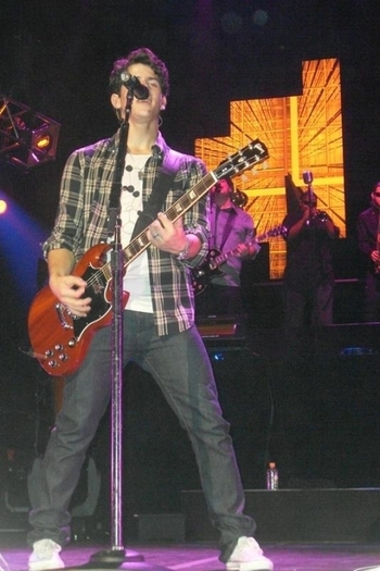 Mohegan-Sun-09-10-nick-jonas-8624335-474-712 - Pt jonasbrothersfan-Sweet