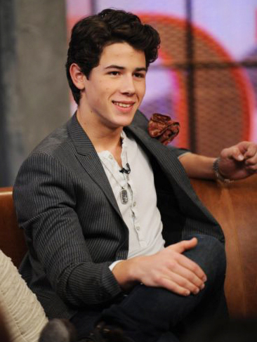 It-s-On-With-Alexa-Chung-8-12-09-nick-jonas-9365538-366-487 - PT YUBYTZYK14-My BFF