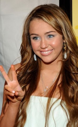 4966_1060061832243_1546848358_30138518_3211376_n - poze de pe facebook a lui miley cyrus