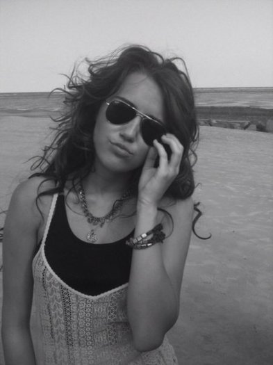 5769_111731408051_94653728051_2276619_6763667_n - poze de pe facebook a lui miley cyrus