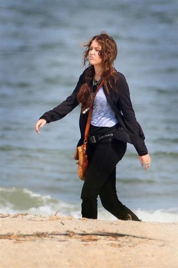 6540_1020638015087_1799294088_46718_6319905_n - poze de pe facebook a lui miley cyrus