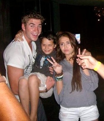 7335_127582188051_94653728051_2494577_6351618_n - poze de pe facebook a lui miley cyrus