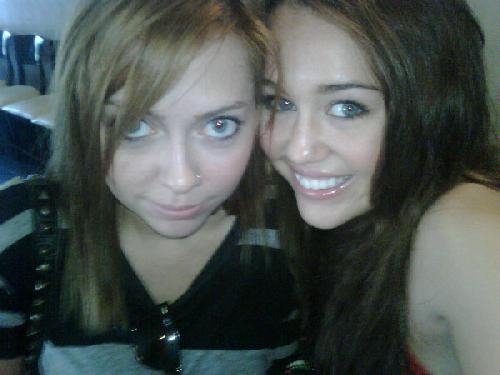 7335_127582248051_94653728051_2494584_3648276_n - poze de pe facebook a lui miley cyrus