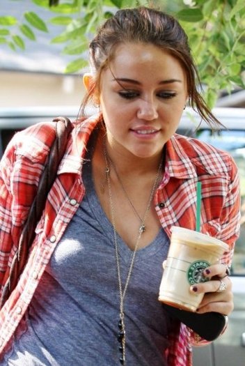 7335_127582323051_94653728051_2494594_6575274_n - poze de pe facebook a lui miley cyrus