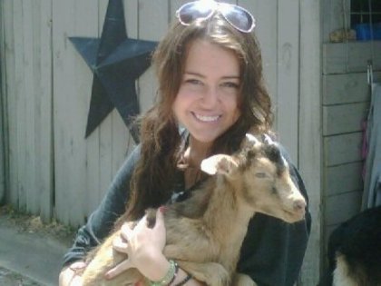 7335_127854608051_94653728051_2497244_924010_n - poze de pe facebook a lui miley cyrus