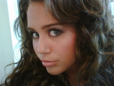 7335_127857423051_94653728051_2497269_1229058_n - poze de pe facebook a lui miley cyrus