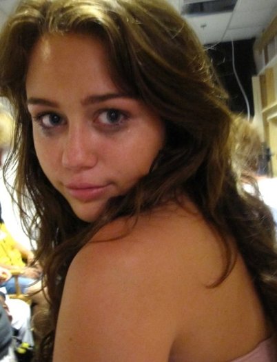 7335_127857438051_94653728051_2497272_3121655_n - poze de pe facebook a lui miley cyrus