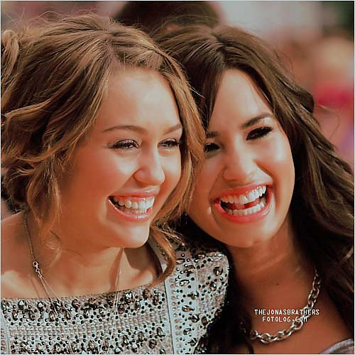 4801_1040049416228_1675326409_74360_7649657_n - poze de pe facebook a lui miley cyrus