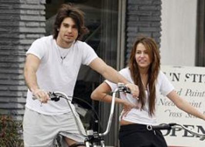 miley-cyrus-justin-bicycling-am - Toate Pozele mele din PC