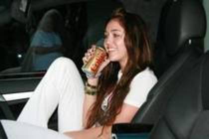 AUKQLPBEZHLZCVEQKDY[1] - miley cyrus