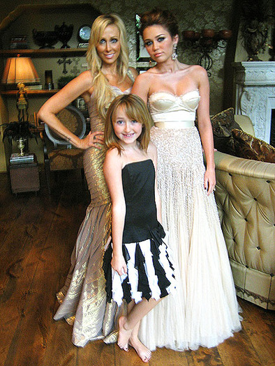 miley cyrus, her mom and noah