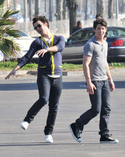 +football+Santa+Monica+WTiDi3IWOPGl - The Jonas Brothers in Santa Monica