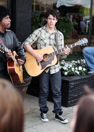 Nick+Jonas+Performing+Sherman+Oaks+BfeGzZQaVYrl