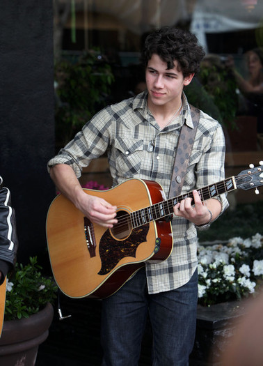 Nick+Jonas+Performing+Sherman+Oaks+EcmpiYlylHcl - Nick Jonas Performing In Sherman Oaks