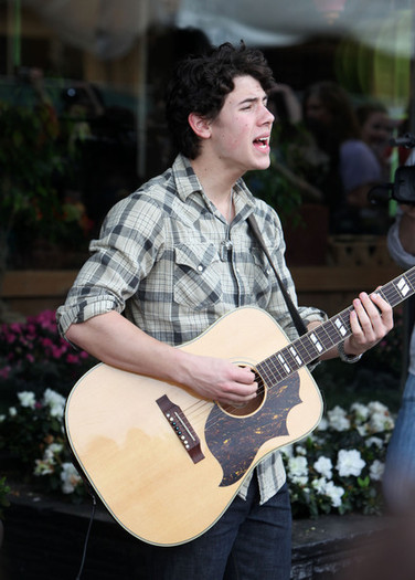 Nick+Jonas+Performing+Sherman+Oaks+yLB3B9Vsjo4l - Nick Jonas Performing In Sherman Oaks