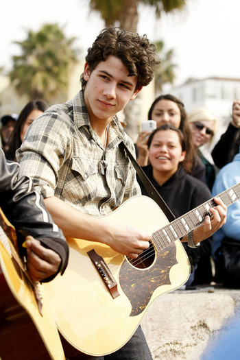 Nick+Jonas+put+impromptu+acoustic+session+anEQgnnxVH7l - Nick Jonas Performing In Sherman Oaks