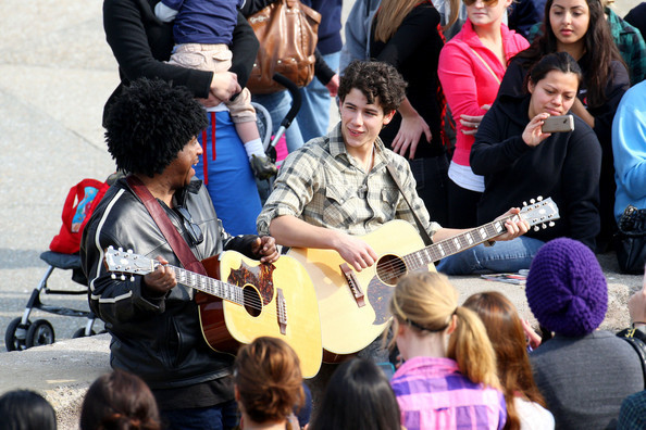 Nick+Jonas+put+impromptu+acoustic+session+bJIxBpCMvLWl - Nick Jonas Performing In Sherman Oaks