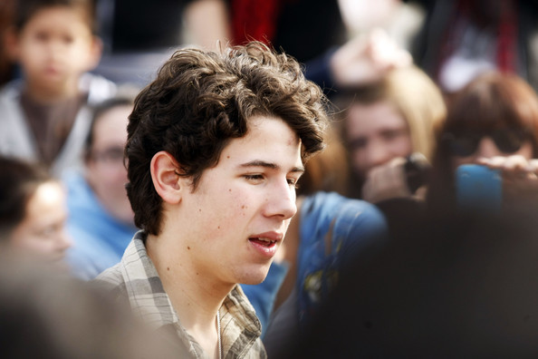 Nick+Jonas+put+impromptu+acoustic+session+cB6HM1eTKfGl