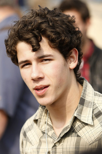Nick+Jonas+put+impromptu+acoustic+session+tbXFLhw_7ORl