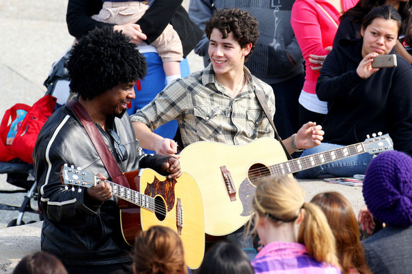 Nick+Jonas+put+impromptu+acoustic+session+uvVLg9l_Gepl