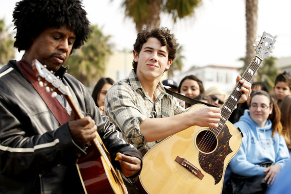 Nick+Jonas+put+impromptu+acoustic+session+uxELJz1ily9l
