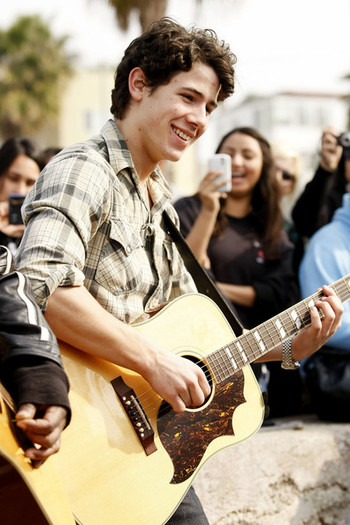 Nick+Jonas+put+impromptu+acoustic+session+XiPapE7zyD5l